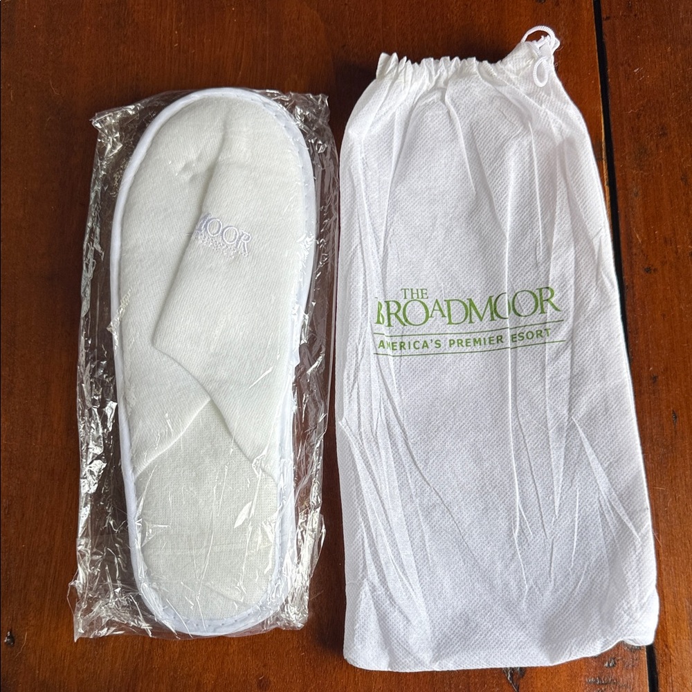 The Broadmoor White Resort Slippers with Drawstring Bag